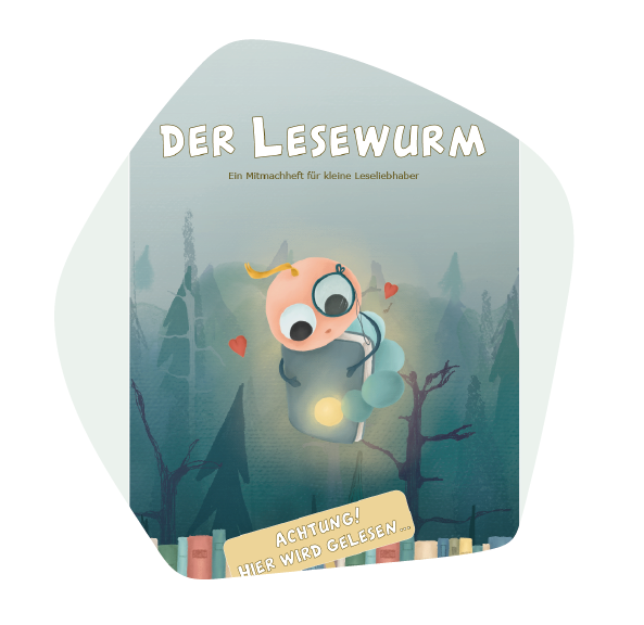 Der kleine Lesewurm mit großen Augen und einem Licht im Schattenwald, auf dem Cover des Mitmachhefts.